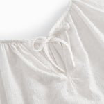 Langærmet bluse til kvinder med broderimønster.