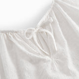 Langærmet bluse til kvinder med broderimønster.