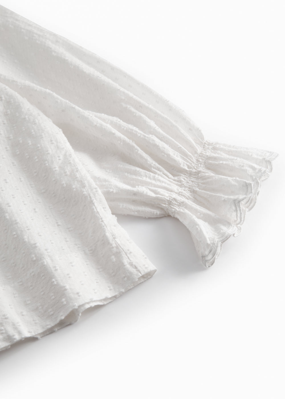 Langærmet bluse til kvinder med broderimønster.