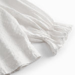 Langærmet bluse til kvinder med broderimønster.