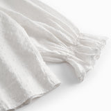 Langærmet bluse til kvinder med broderimønster.