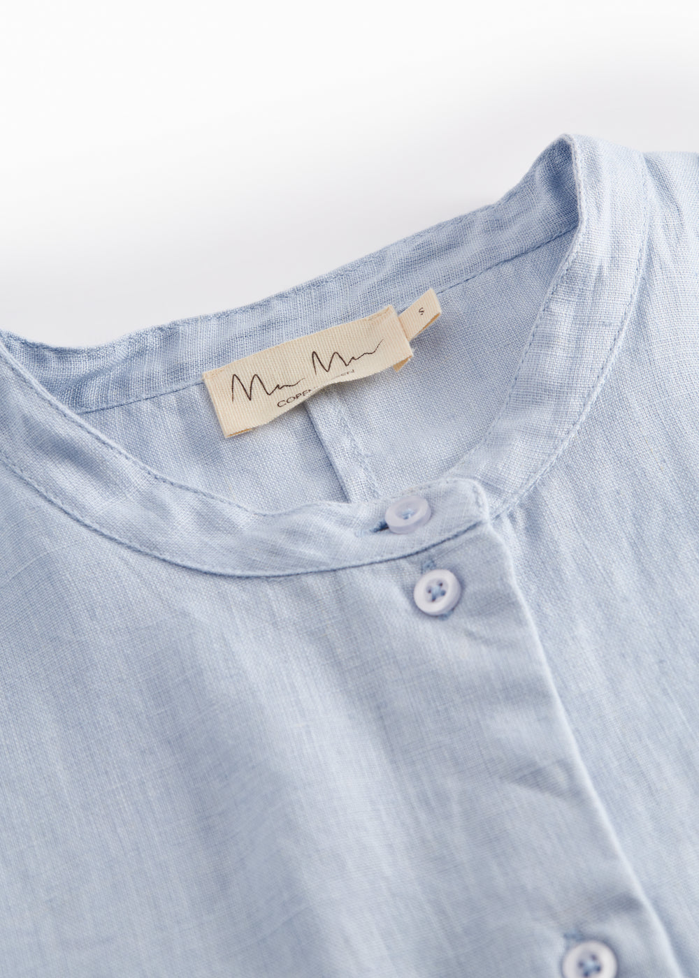 Kortærmet lyseblå skjorte til kvinder