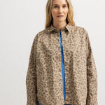 Skjorte med leopardmønster på model, knaplukning foran og lange ærmer