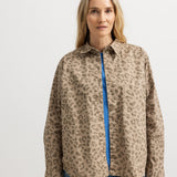 Skjorte med leopardmønster på model, knaplukning foran og lange ærmer