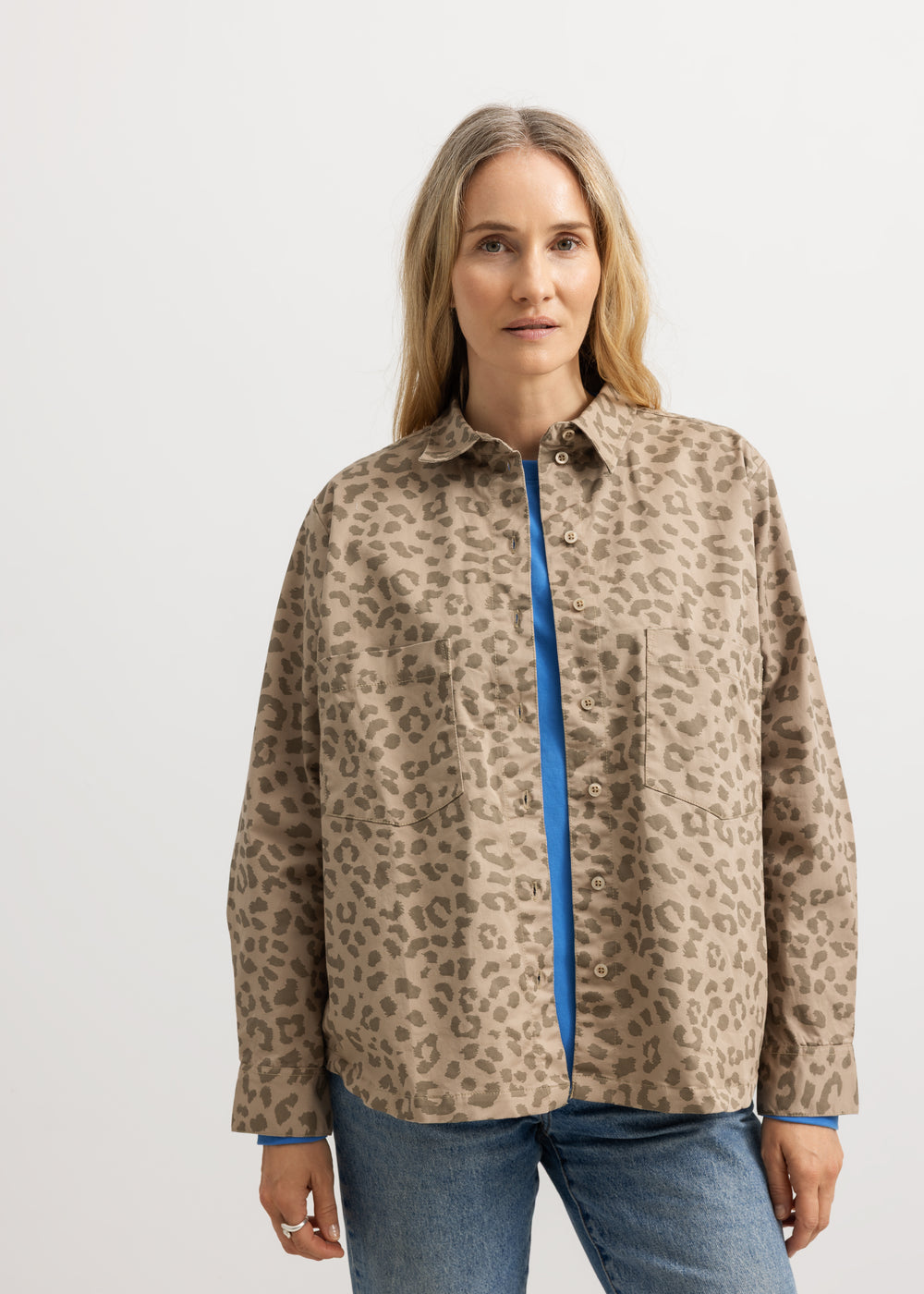 Skjortebluse i brun leopardmønster med knaplukning og blå kant