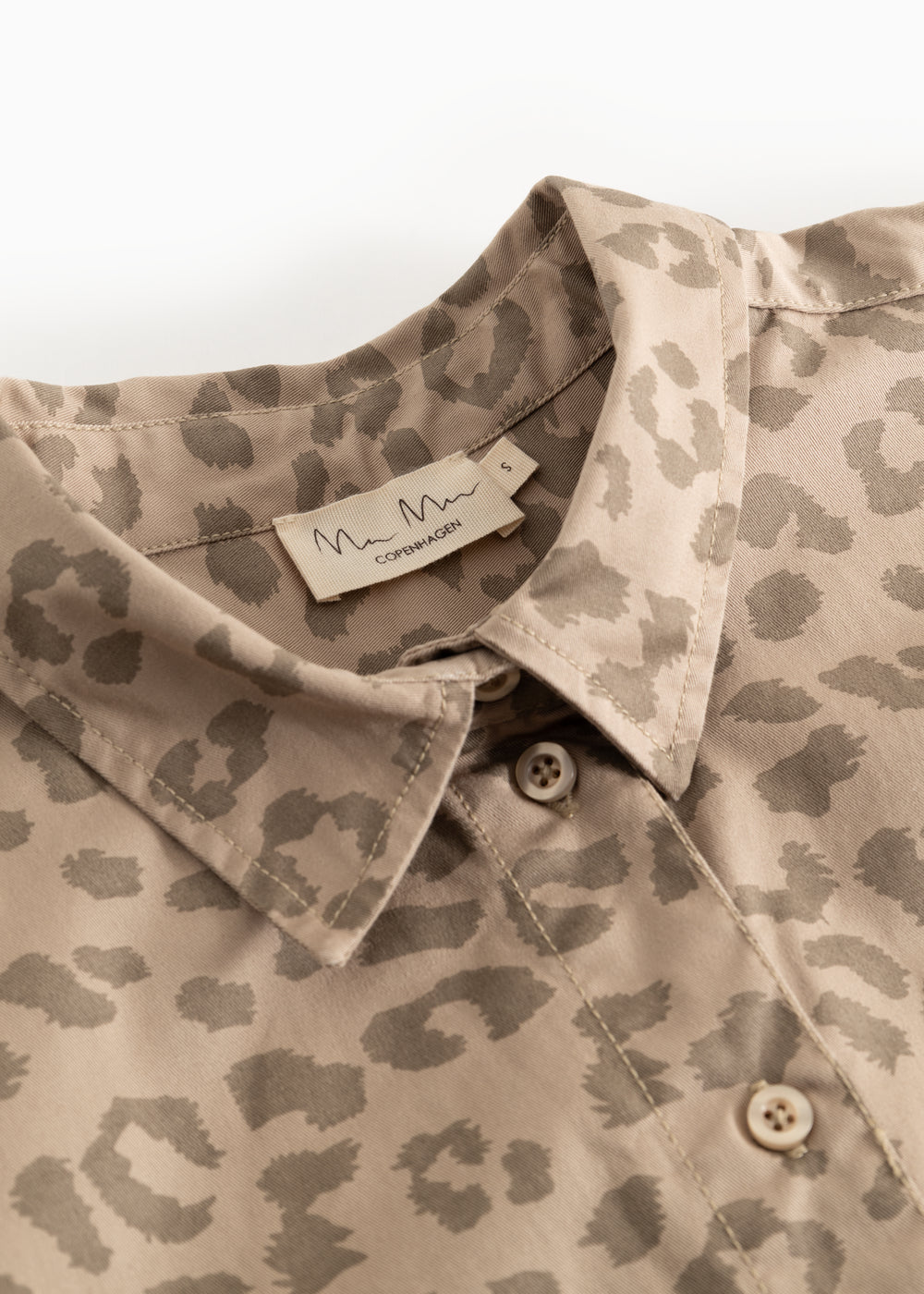 Skjorte med leopardprint, krave og runde knapper ved front
