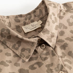 Skjorte med leopardprint, krave og runde knapper ved front