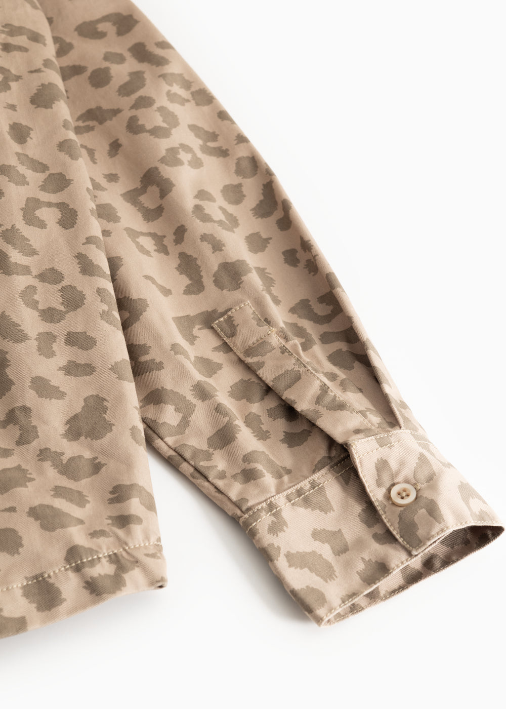 Skjorteærme med leopardprint, manchet og knapdetalje