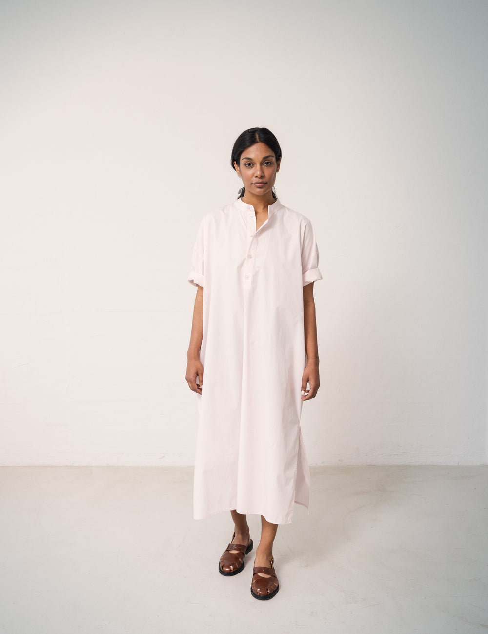 Kvinde iført lyserød kjole med løs pasform