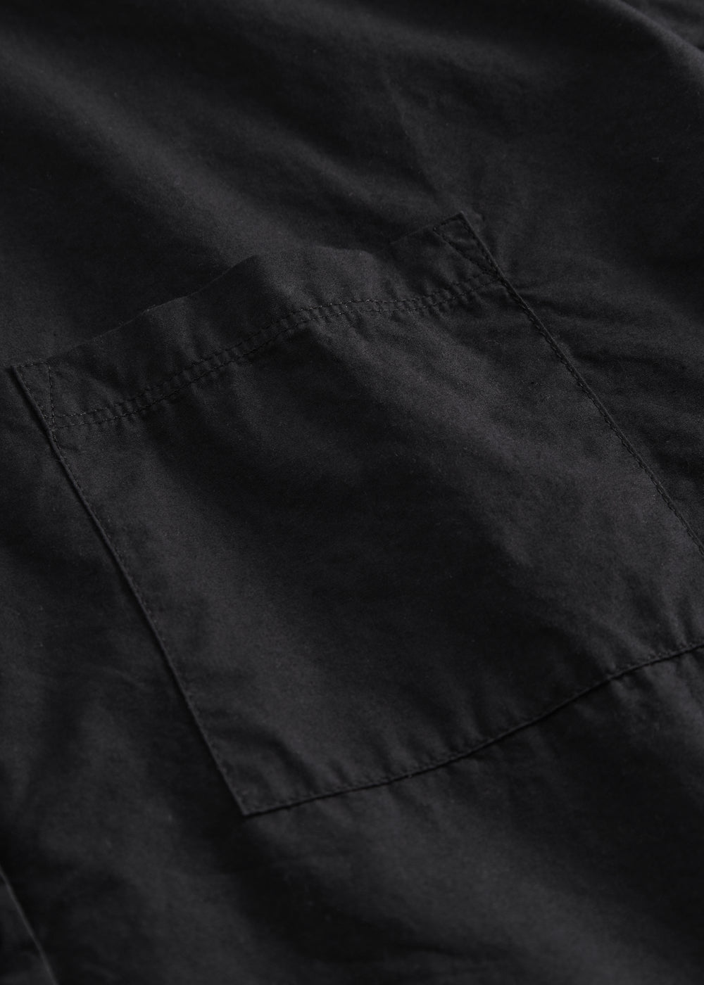 Kortærmet sort skjorte til kvinder med en løs pasform, klassisk krave