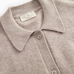 Detalje af gråmeleret cardigan: krave, knapper og indvendigt mærke