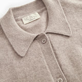 Detalje af gråmeleret cardigan: krave, knapper og indvendigt mærke