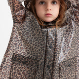 Barn iført leopardmønstret regnjakke og regnhat