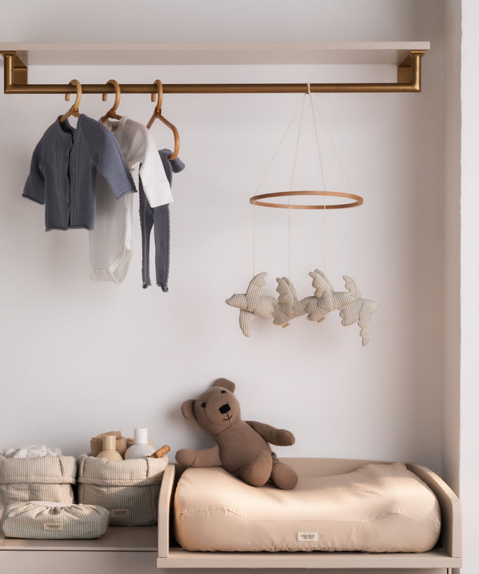 Uro med træring og søde fugle figurer