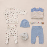 Babysæt med tøj og tilbehør i lyse farver