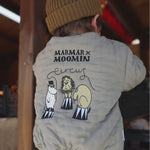 Barn set bagfra iført grøn jakke med Moomin print og brun hue